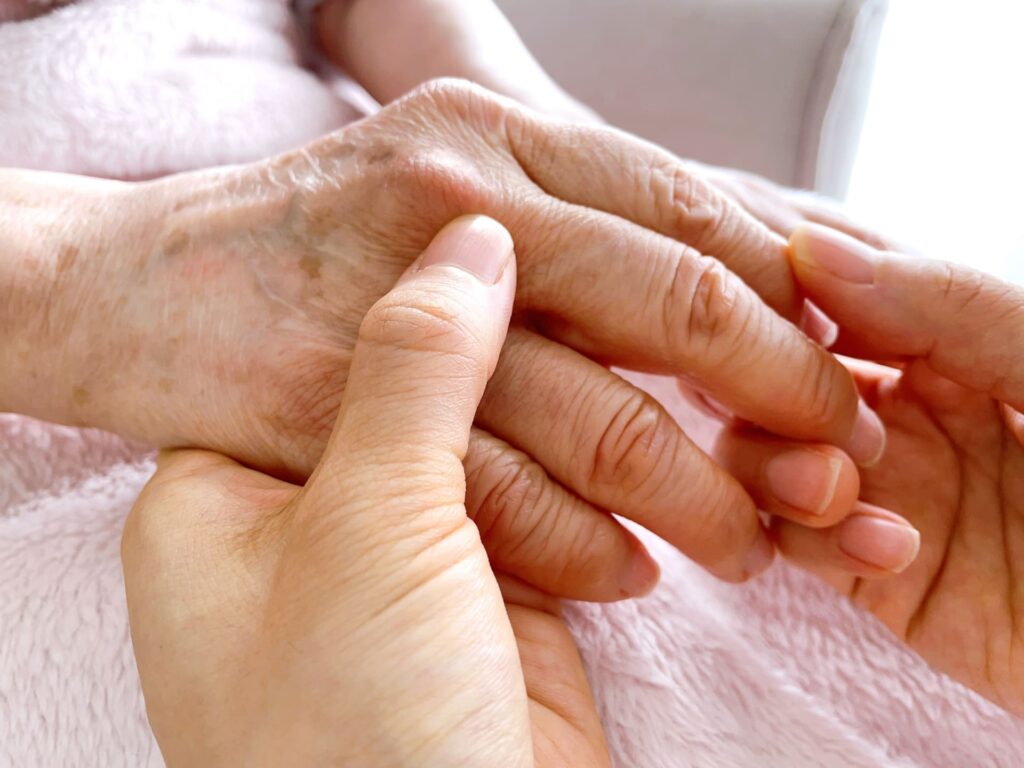 高齢者をハンドケアする様子