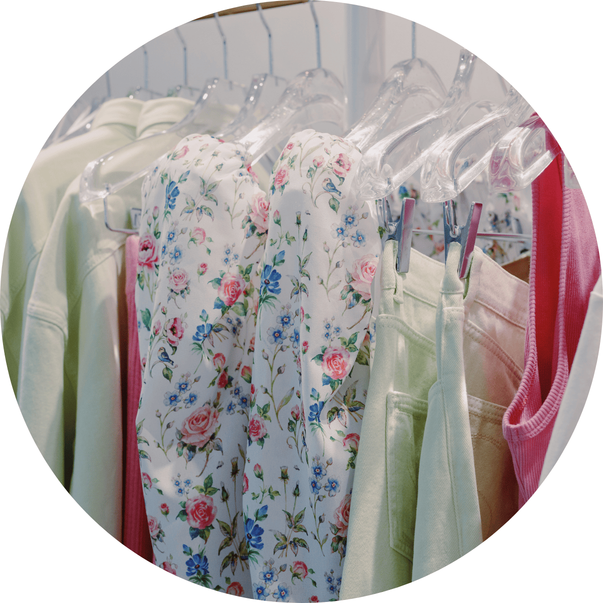 ハンガーにかけられた衣類